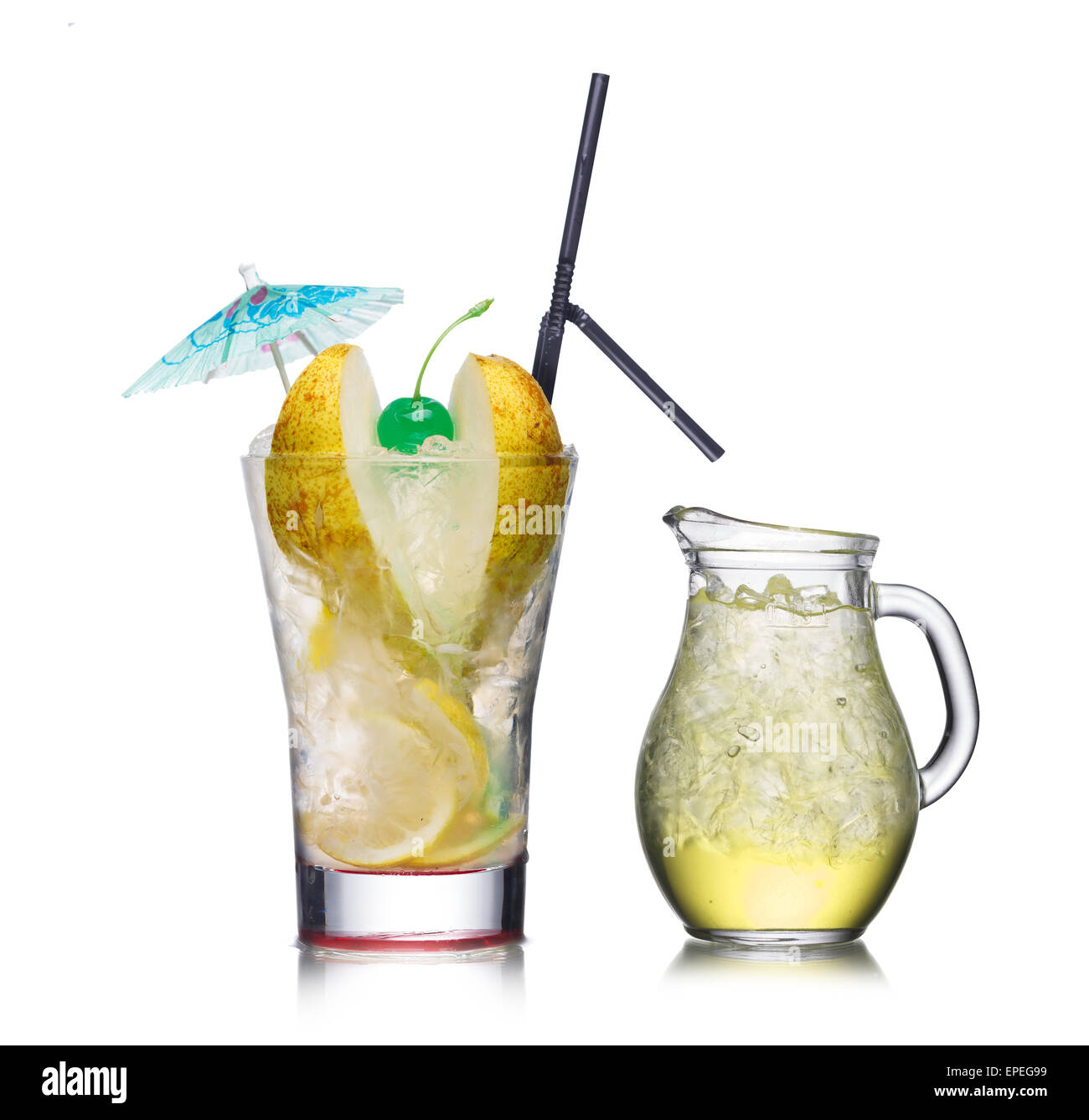 Ensemble de cocktail en verre d'alcool et de minuscules pitcher Banque D'Images