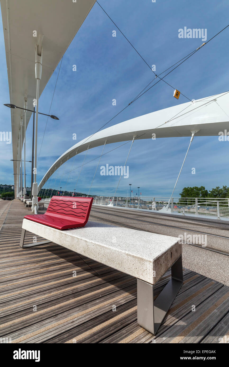 Le banc avec pont Raymond Barre à Lyon, France Banque D'Images