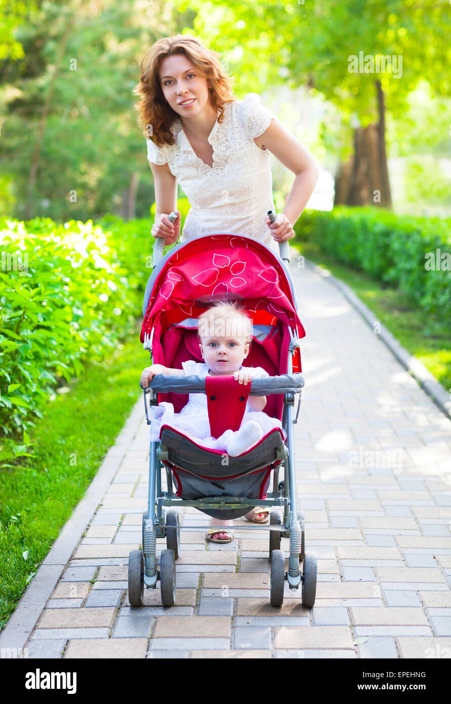 Belle jeune femme avec son enfant dans une poussette Photo Stock - Alamy