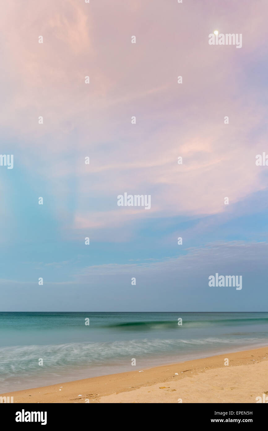 Ciel Couleur Pastel De Lune Au Crépuscule Du Temps Sur Plage