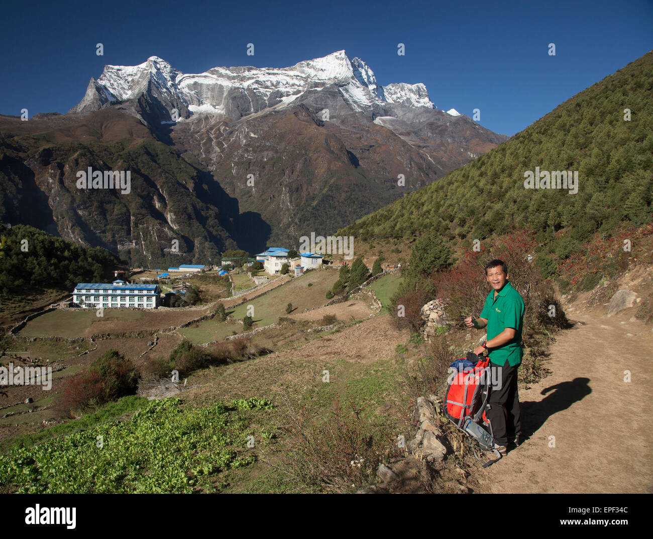 Dayula Sherpa a atteint 3 fois l'Everest et dirige maintenant treks dans l'Himalaya, c'est le chemin principal au-dessus de Namche Bazar Banque D'Images