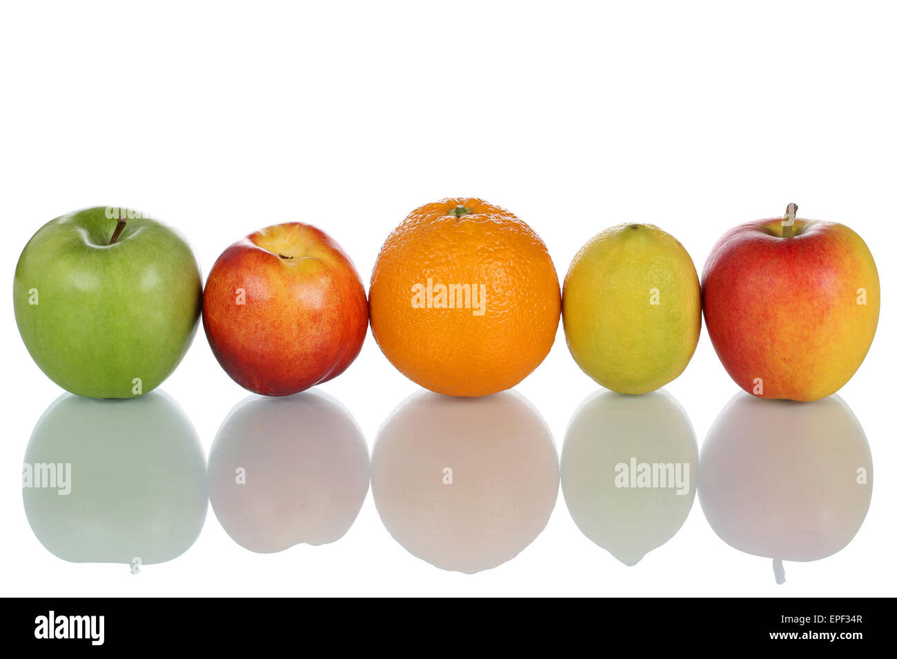 Fr├╝chte wie Apfel, Orange und Zitrone in einer Reihe isoliert Banque D'Images