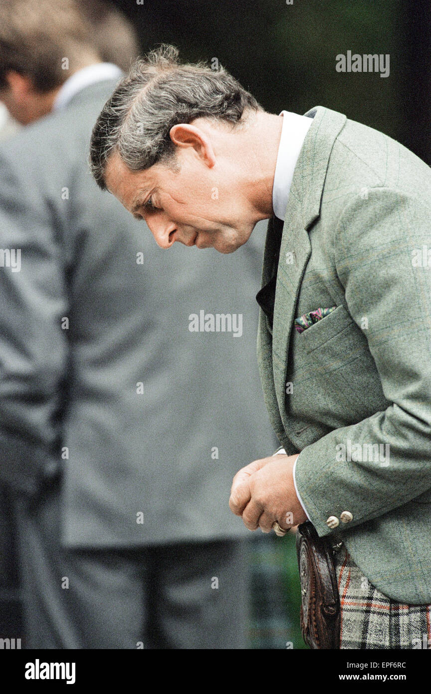 La famille royale, Balmoral Estate, en Écosse, le 5 septembre 1997. Après avoir assisté à un service privé à Crathie Église, famille royale arrête pour regarder tributs floraux à gauche de la princesse Diana, aux portes du château de Balmoral. Le Prince Charles Banque D'Images