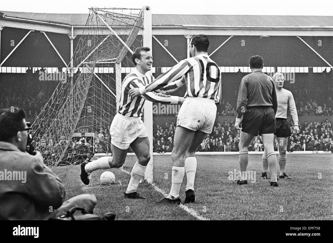 Stoke City 3 - 2 Southampton, match de championnat, le samedi 23 septembre 1967. Banque D'Images