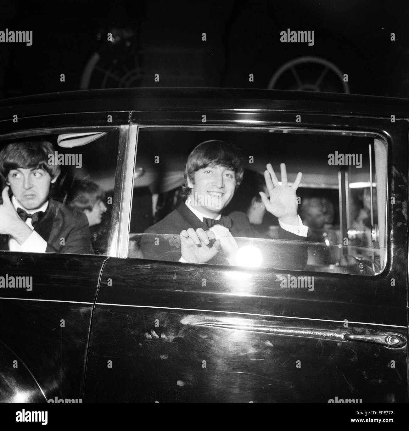 Le premier ministre du nord des Beatles film 'une dure journée de nuit'. Paul McCartney et John Lennon en photo dans la voiture, sur le chemin de la premier ministre à Liverpool le 10 juillet 1964. Banque D'Images