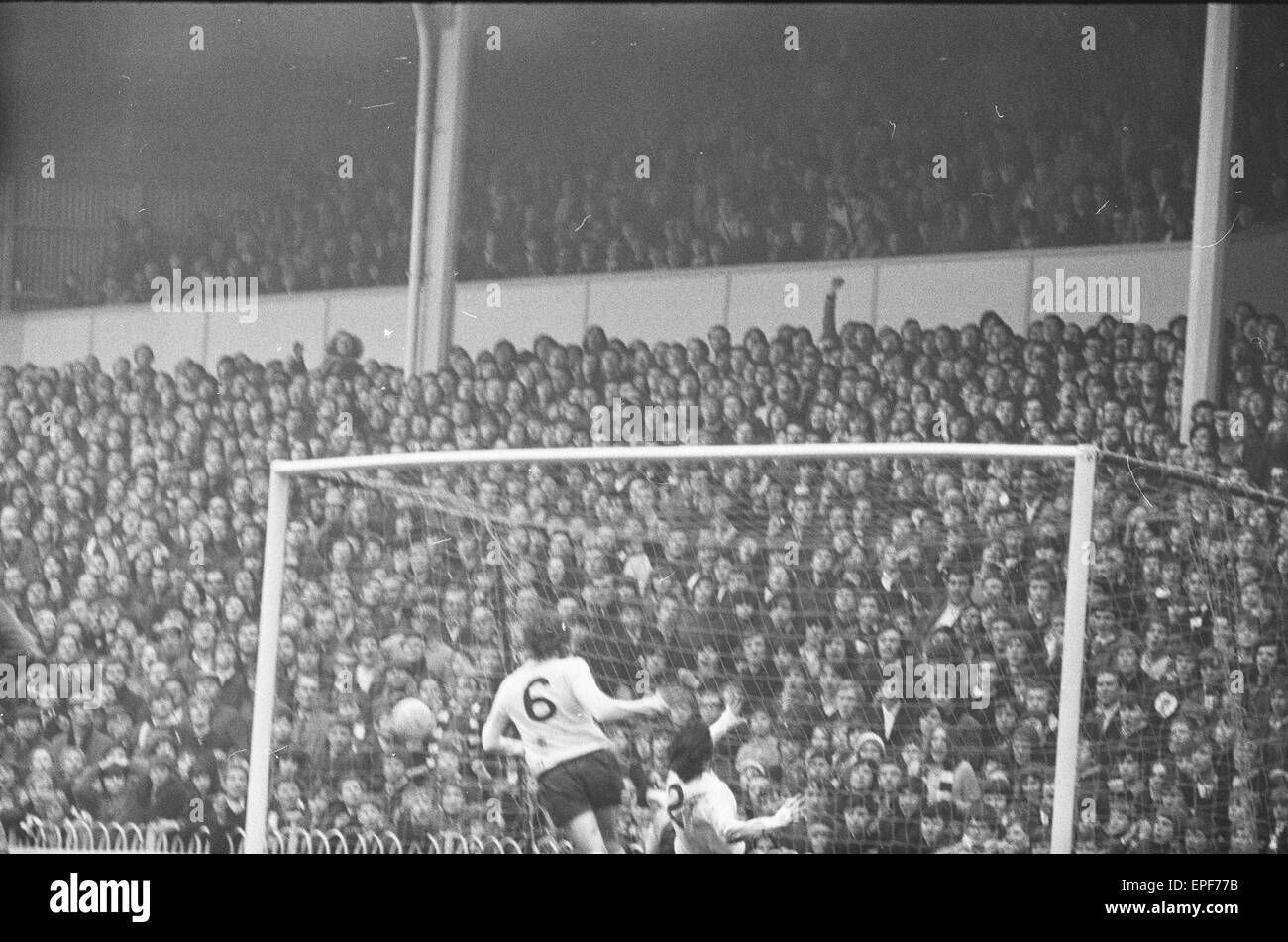 Tottenham v Southhampton. 16 janvier 1971 ligue match Mick Channon objectif scores Banque D'Images