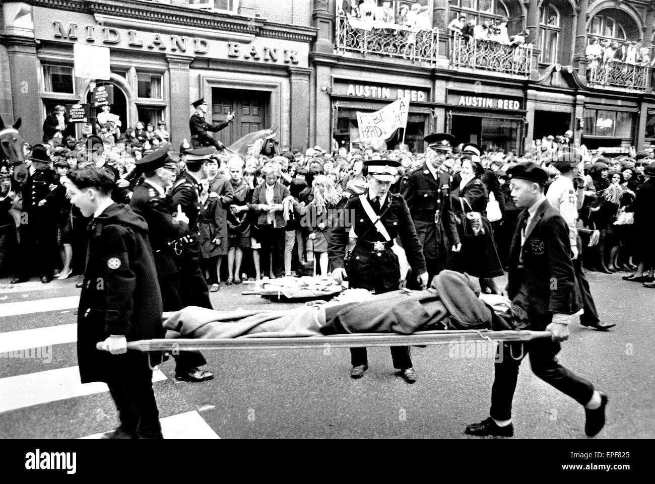 Le nord du Premier Ministre de 'Une journée de nuit'. Fans line up le long des rues dans l'espoir de voir les Beatles à leur arrivée pour le premier ministre à Liverpool. 10 juillet 1964. Banque D'Images