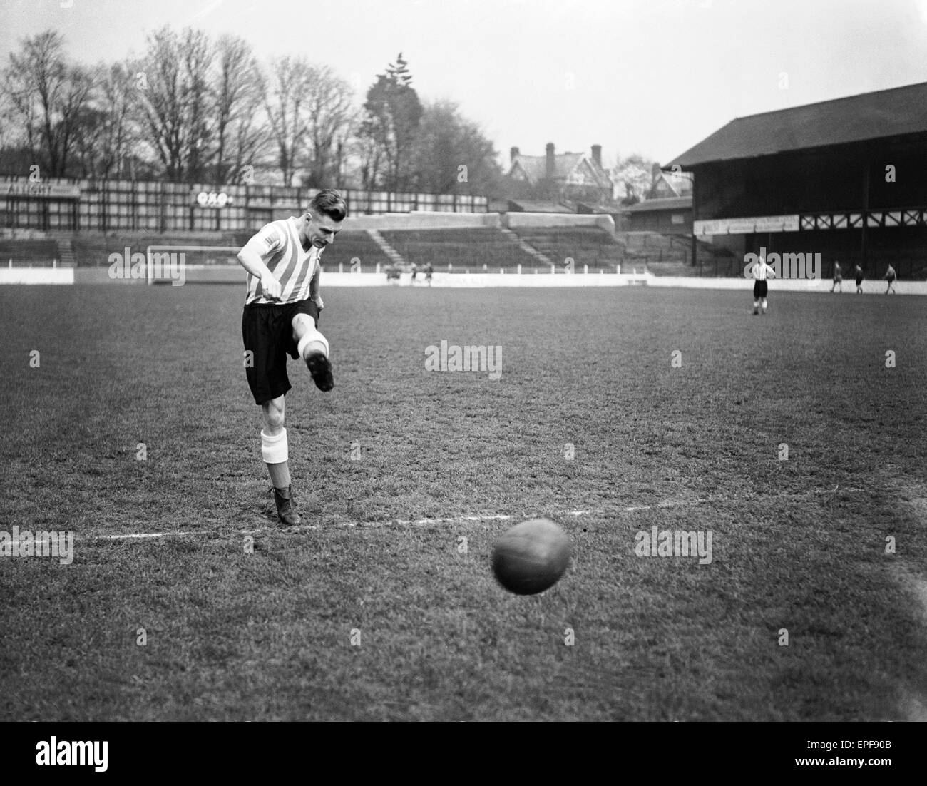 Ted Bates, joueur de football de Southampton, 1937-1953. 216 lignes, 64 buts. Circa 1948. Banque D'Images