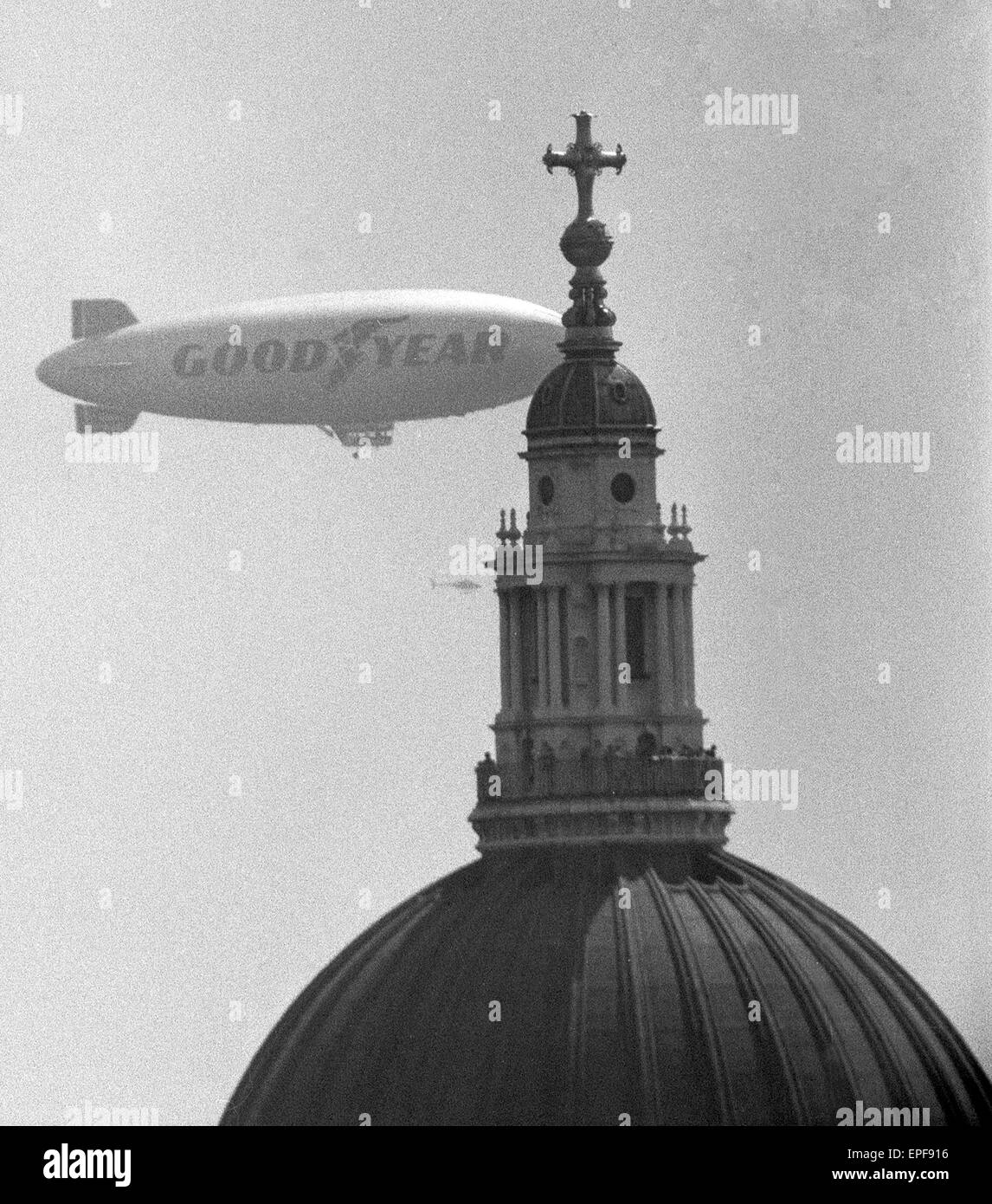 Le dirigeable Goodyear Europa vu ici en passant le dôme de la Cathédrale St Paul. Elle est la première depuis le dirigeable R101 dans les années 30 à plus de voler la capitale. 12 Juillet 1972 Banque D'Images