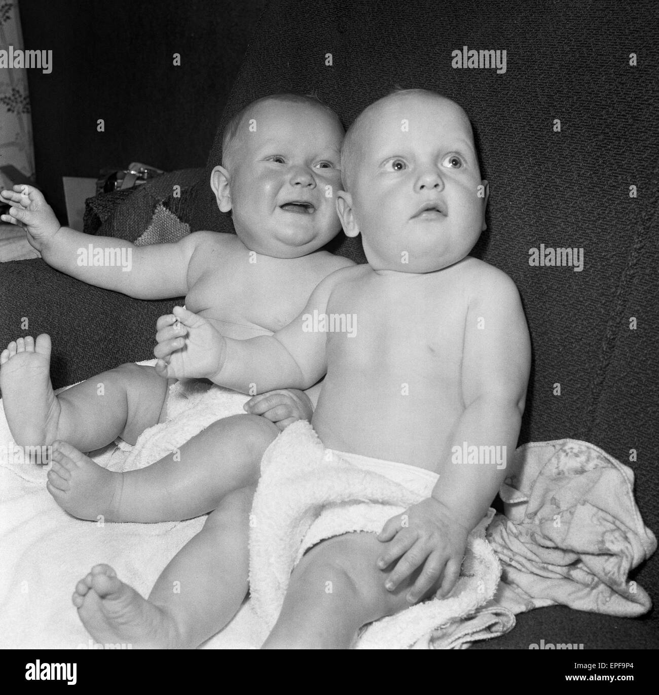 Twins Ian et Robert Kearns qui pesait huit livres deux onces quand ils sont nés. Jouer ensemble à la maison. Né le 22 avril 1962 Banque D'Images