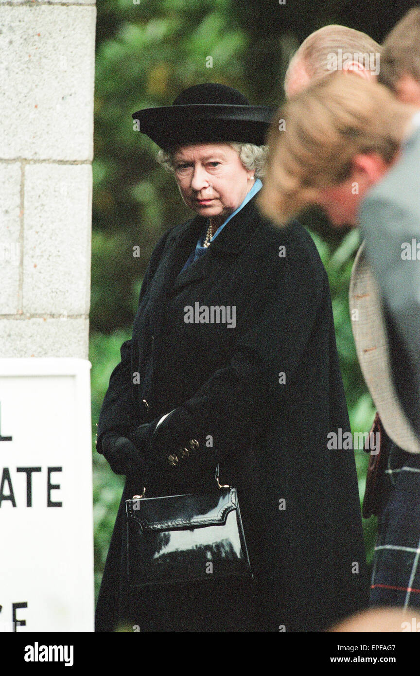 La famille royale, Balmoral Estate, en Écosse, le 5 septembre 1997. Après avoir assisté à un service privé à Crathie Église, famille royale arrête pour regarder tributs floraux à gauche de la princesse Diana, aux portes du château de Balmoral. La reine Elizabeth II Banque D'Images
