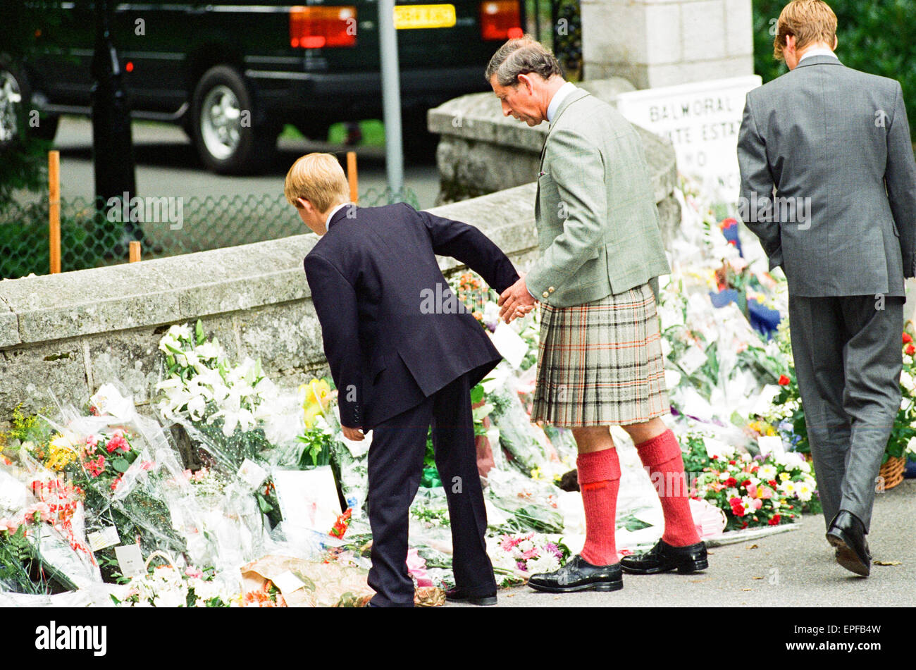 La famille royale, Balmoral Estate, en Écosse, le 5 septembre 1997. Après avoir assisté à un service privé à Crathie Église, famille royale arrête pour regarder tributs floraux à gauche de la princesse Diana, aux portes du château de Balmoral. Le prince Charles prince William Princ Banque D'Images