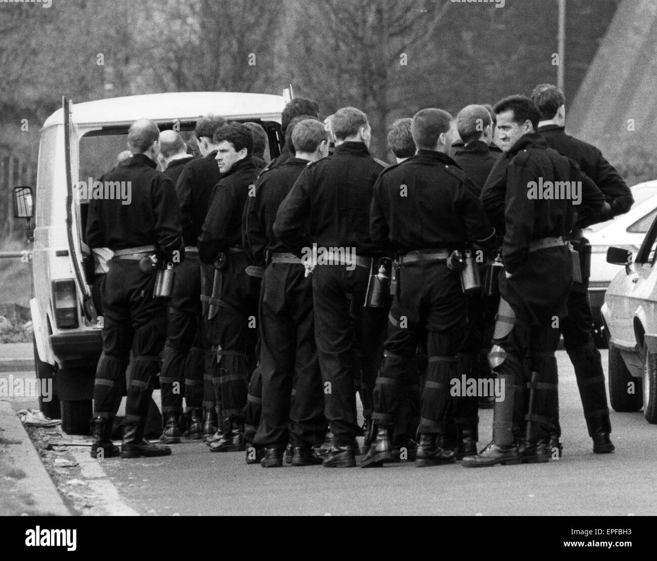 Strangeways Émeute Avril 1990. Agents tag line up pour aliments et boissons. Une émeute de 25 jours sur le toit et protester contre la prison de Strangeways à Manchester, en Angleterre. L'émeute a commencé le 1er avril 1990 quand les prisonniers ont pris le contrôle de la chapelle de la prison, et Banque D'Images