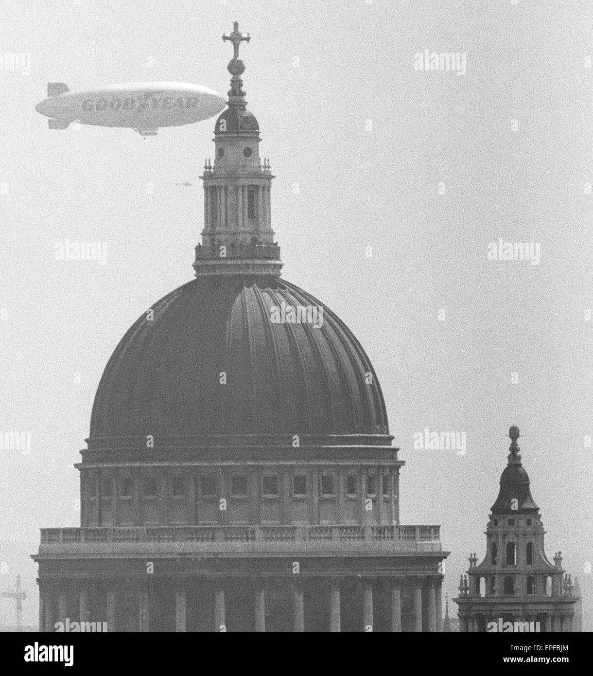 Le dirigeable Goodyear Europa vu ici en passant le dôme de la Cathédrale St Paul. Elle est la première depuis le dirigeable R101 dans les années 30 à plus de voler la capitale. 12 Juillet 1972 Banque D'Images