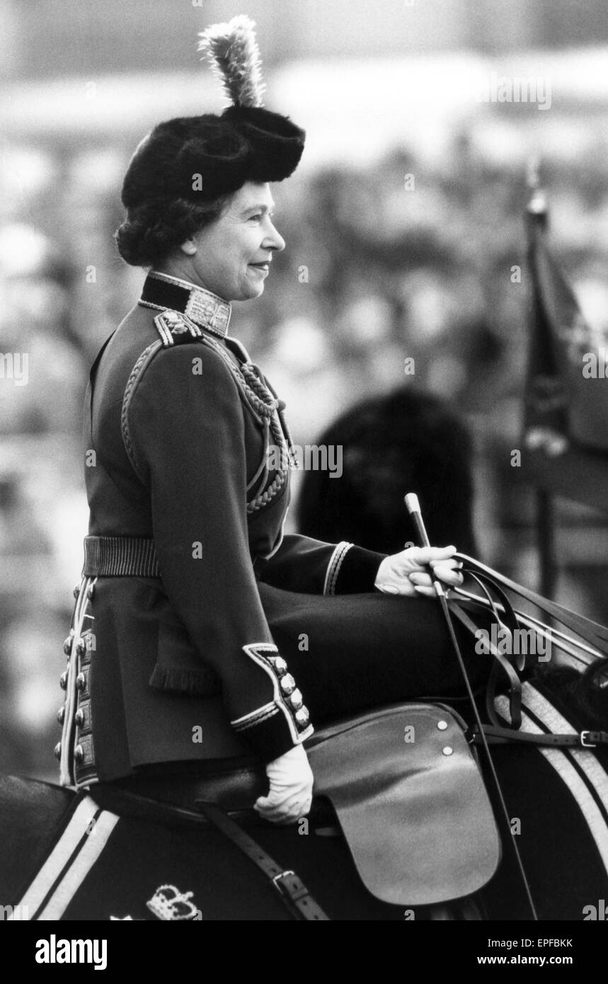 La Reine prend part à la parade de la cérémonie des couleurs avec 1er bataillon Irish Guards, Horse Guards Parade,, Londres, samedi 14 juin 1980. Banque D'Images