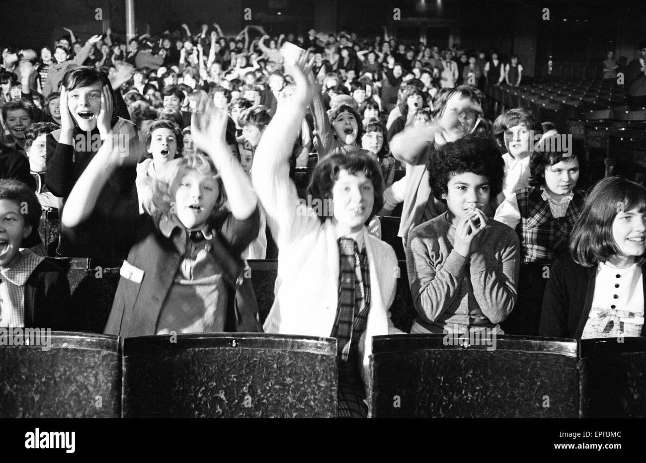 Les Beatles à Liverpool pour le premier ministre d'une dure journée de nuit. On voit ici les screaming fans lors d'un petit concert qu'ils n'ont plus tôt dans la journée. 10 Juillet 1964 Banque D'Images
