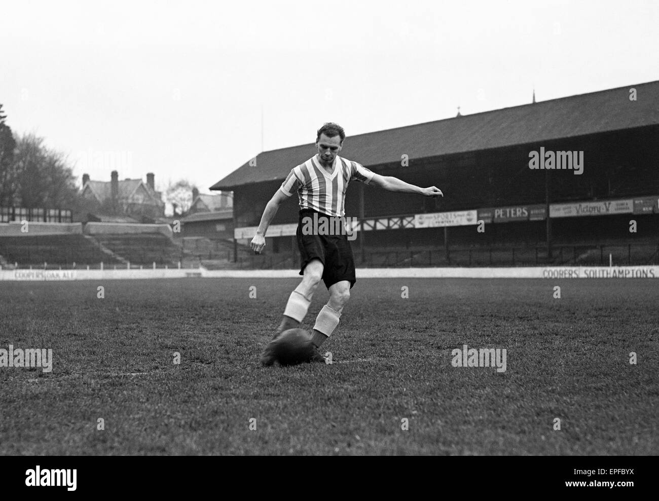 Joe Mallett, joueur de football de Southampton, 1946-1953. 223 lignes, 3 buts. Circa 1948. Banque D'Images