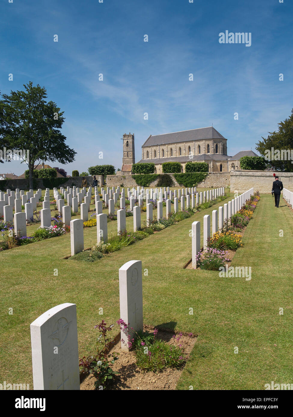 Un homme seul soldat se trouve à côté de tombes cimetière britannique Allied D'Day WW2 en Normandie, France Banque D'Images