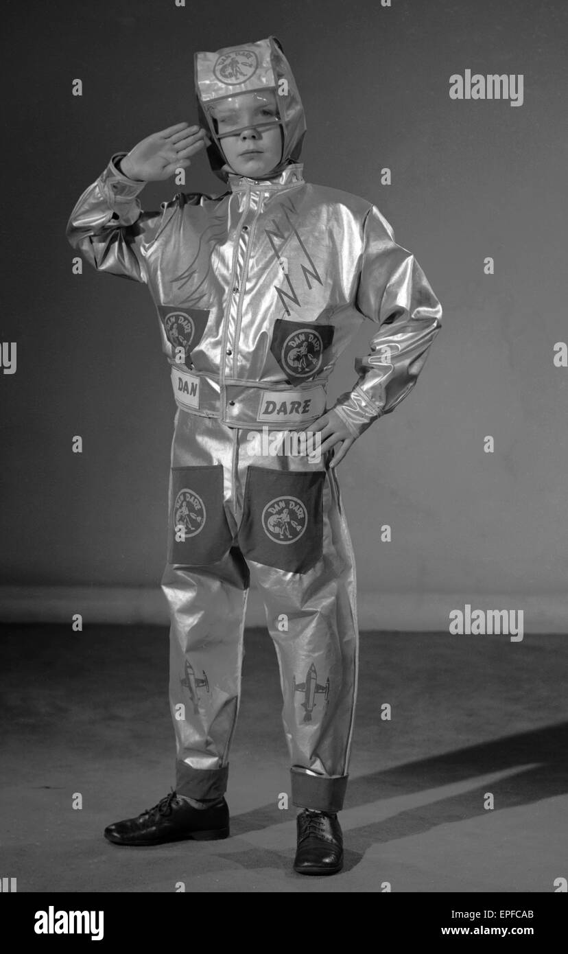 Garçon habillé en astronaute Dan Dare pour un réveil sur le 2 décembre 1957 Banque D'Images