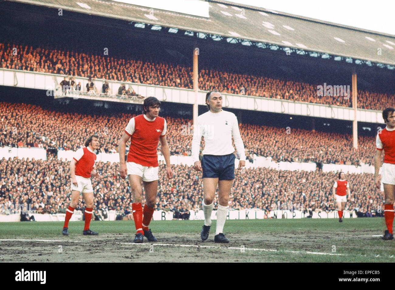 Double saison gagnante Arsenal 1970 - 1971. Division de la Ligue anglaise l'un match à White Hart Lane. Arsenal v Tottenham Hotspur 0 1. L'arsenal Eddie Kelly avec Alan Gilzean des Spurs. 3e mai 1971. Banque D'Images