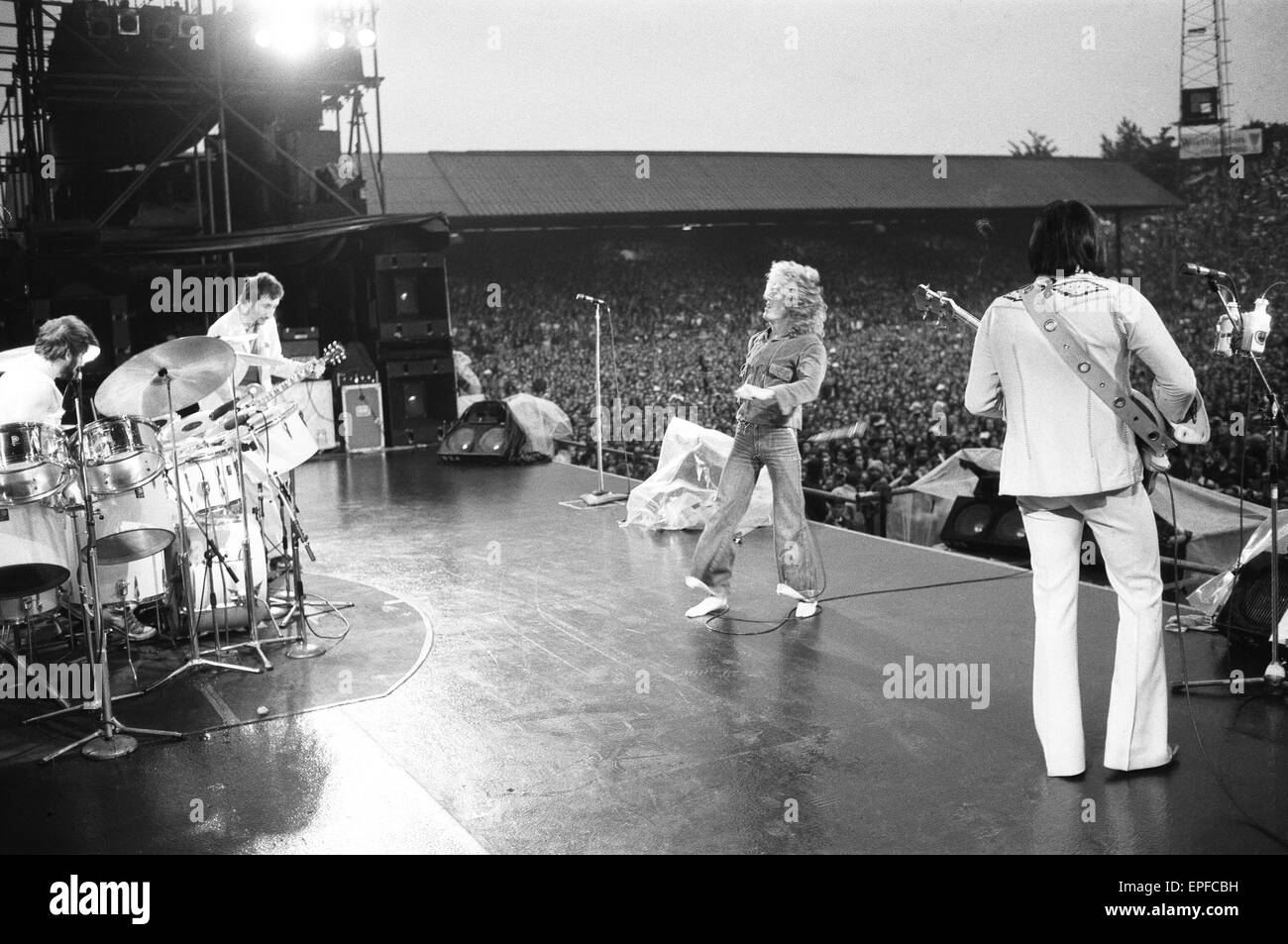 Le groupe de rock qui s'effectuant à la vallée, accueil de Charlton Athletic Football Club. De gauche à droite sont : Keith Moon à la batterie, Pete Townshend, chanteur Roger Daltrey et John Entwistle. 31 mai 1976. Banque D'Images