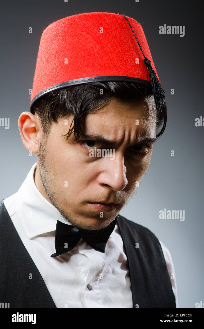 Homme portant un chapeau traditionnel turc Fès Photo Stock - Alamy