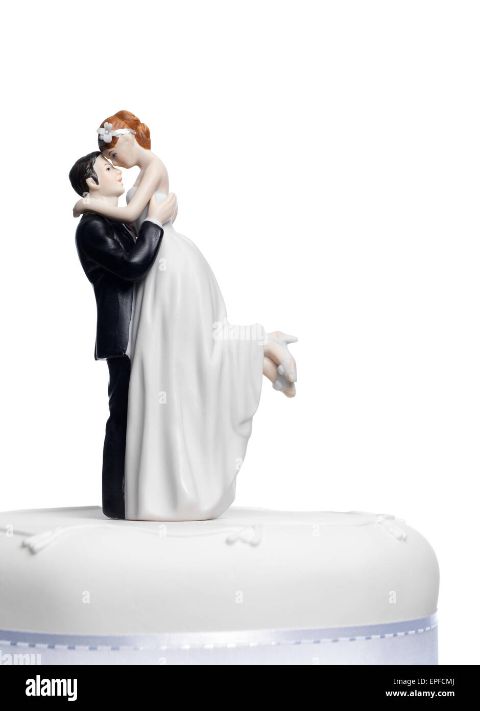 Mariée et le marié sur un gâteau de mariage Banque D'Images