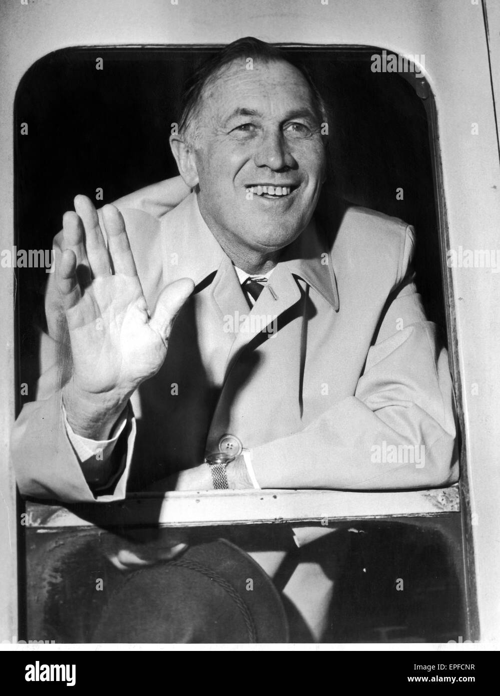 Manchester City Manager Joe Mercer de vagues sympathisants comme les équipes de train la gare Piccadilly comme ils voyage à Londres pour la finale de la FA Cup contre Leicester City. 23 avril 1969 Banque D'Images