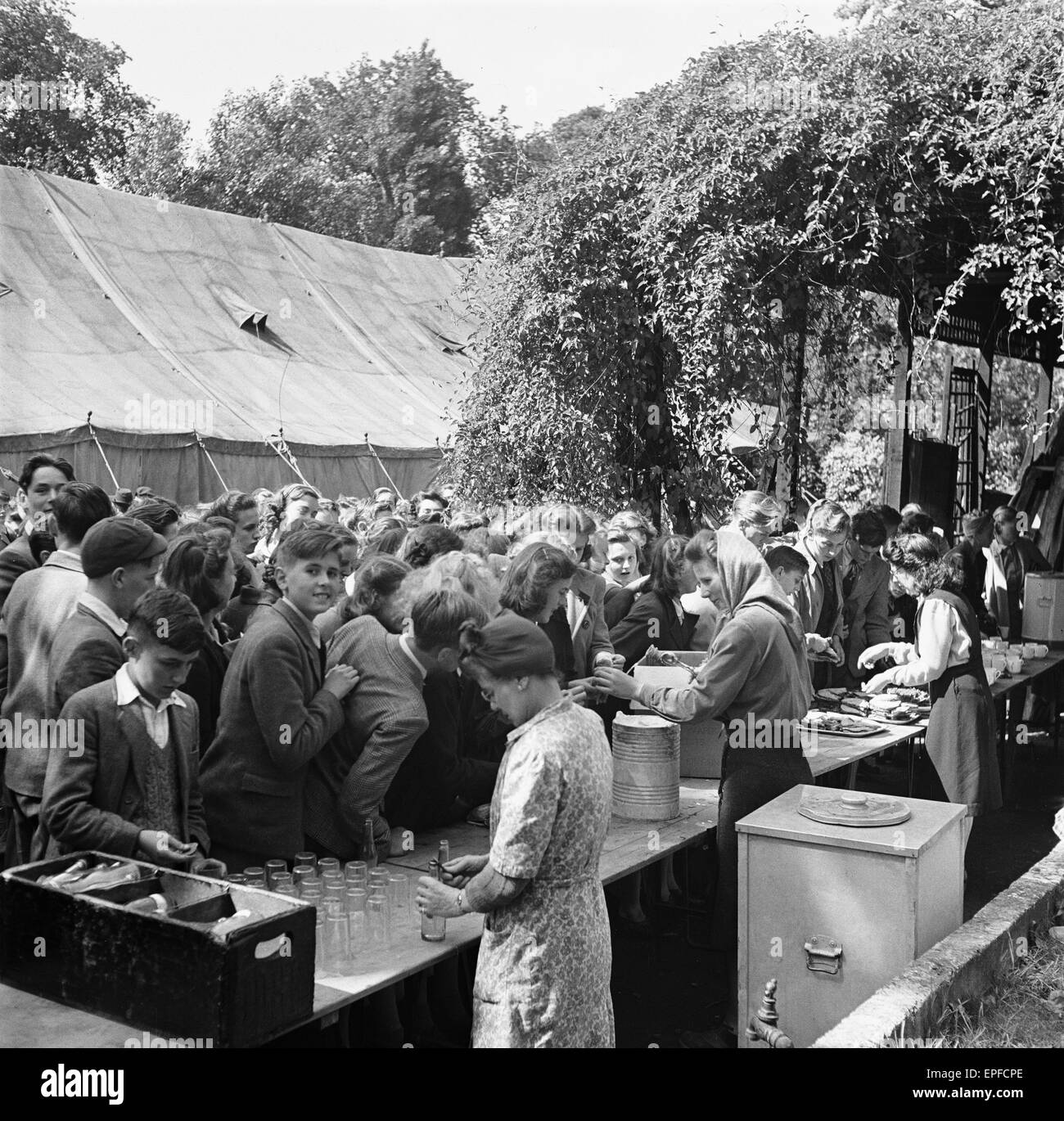 La production de la célèbre pièce de Shakespeare "As You Like It" qui aura lieu à Regent Park Open Air Theatre, 1947. L'auditoire faire un bee-line pour des rafraîchissements dans l'intervalle. Banque D'Images