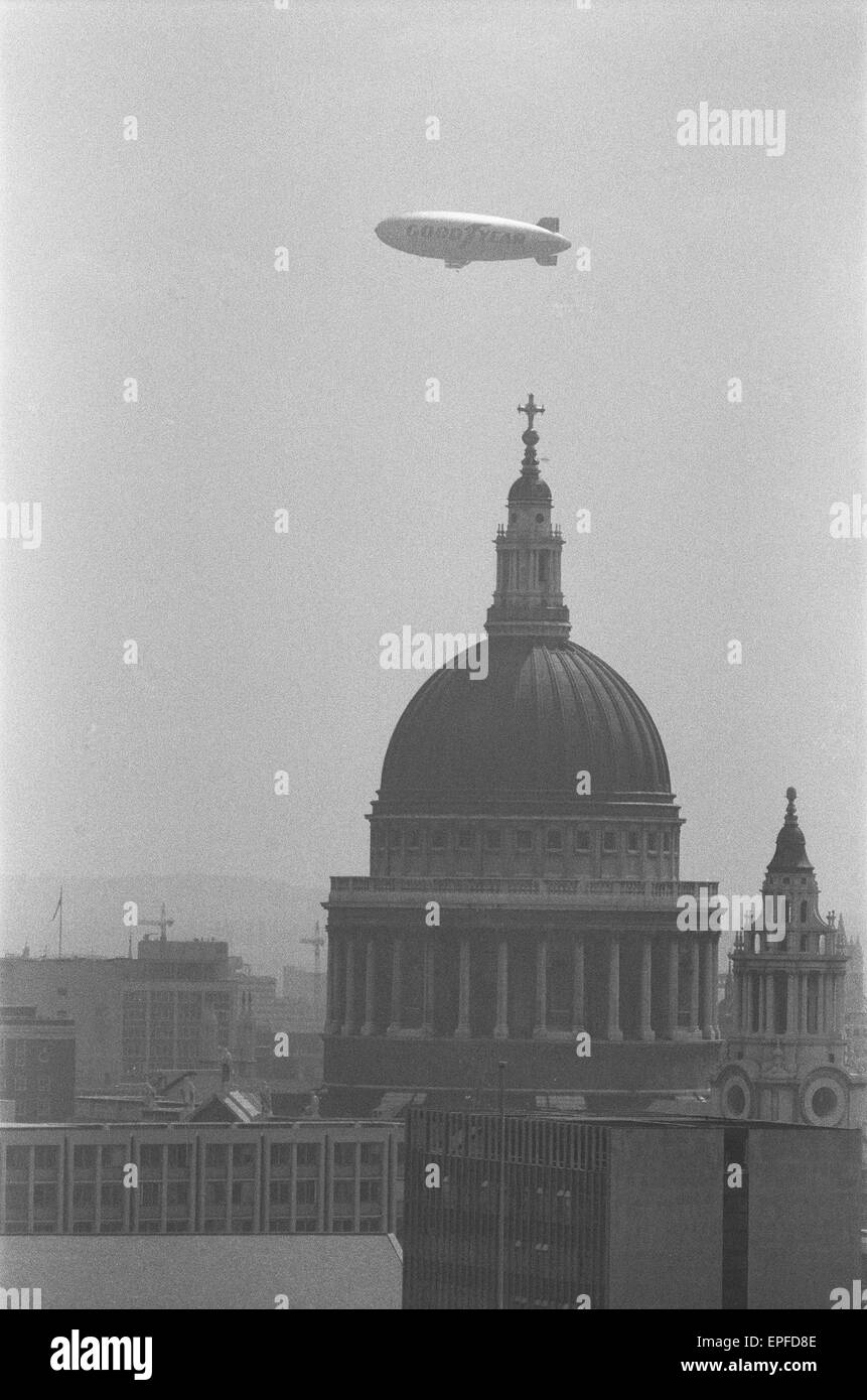 Le dirigeable Goodyear Europa vu ici en passant le dôme de la Cathédrale St Paul. Elle est la première depuis le dirigeable R101 dans les années 30 à plus de voler la capitale. 12 Juillet 1972 Banque D'Images