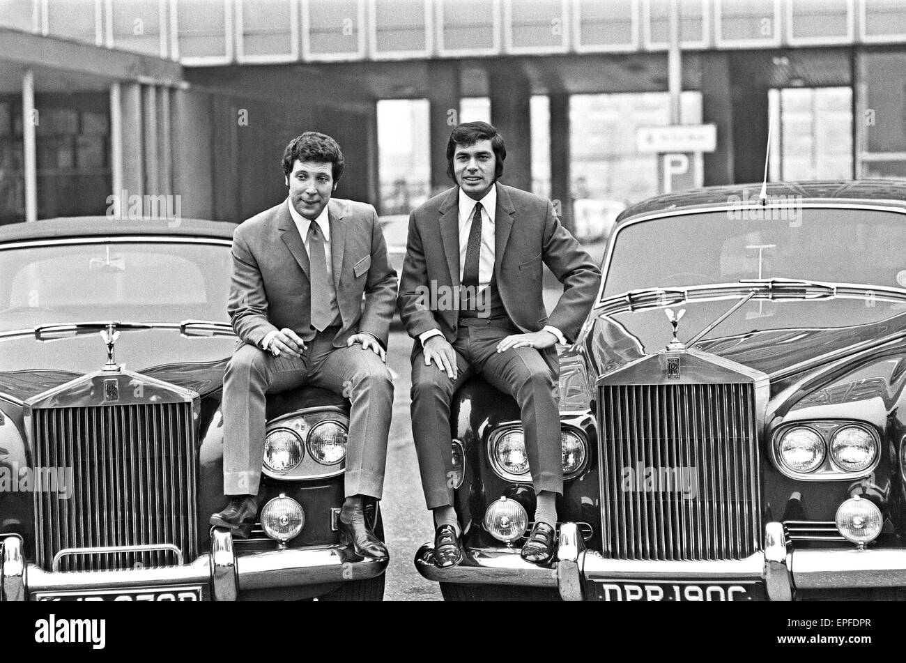 Tom Jones et Engelbert Humperdinck, photographié avec leur a récemment acheté Rolls Royce Silver Clouds, à l'extérieur des studios de VTT à Elstree, Herts, 5 février 1969. Également sur la photo, les chanteurs manager, Gordon Mills, qui apportait sa Rolls Royce Banque D'Images