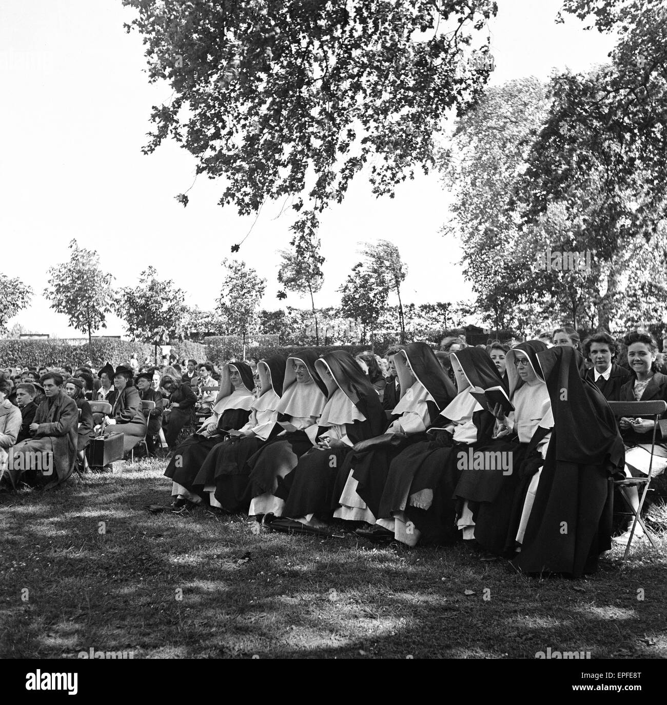 La production de la célèbre pièce de Shakespeare "As You Like It" qui aura lieu à Regent Park Open Air Theatre, 1947. Huit religieuses jouissant de la matinée et le soleil. Banque D'Images