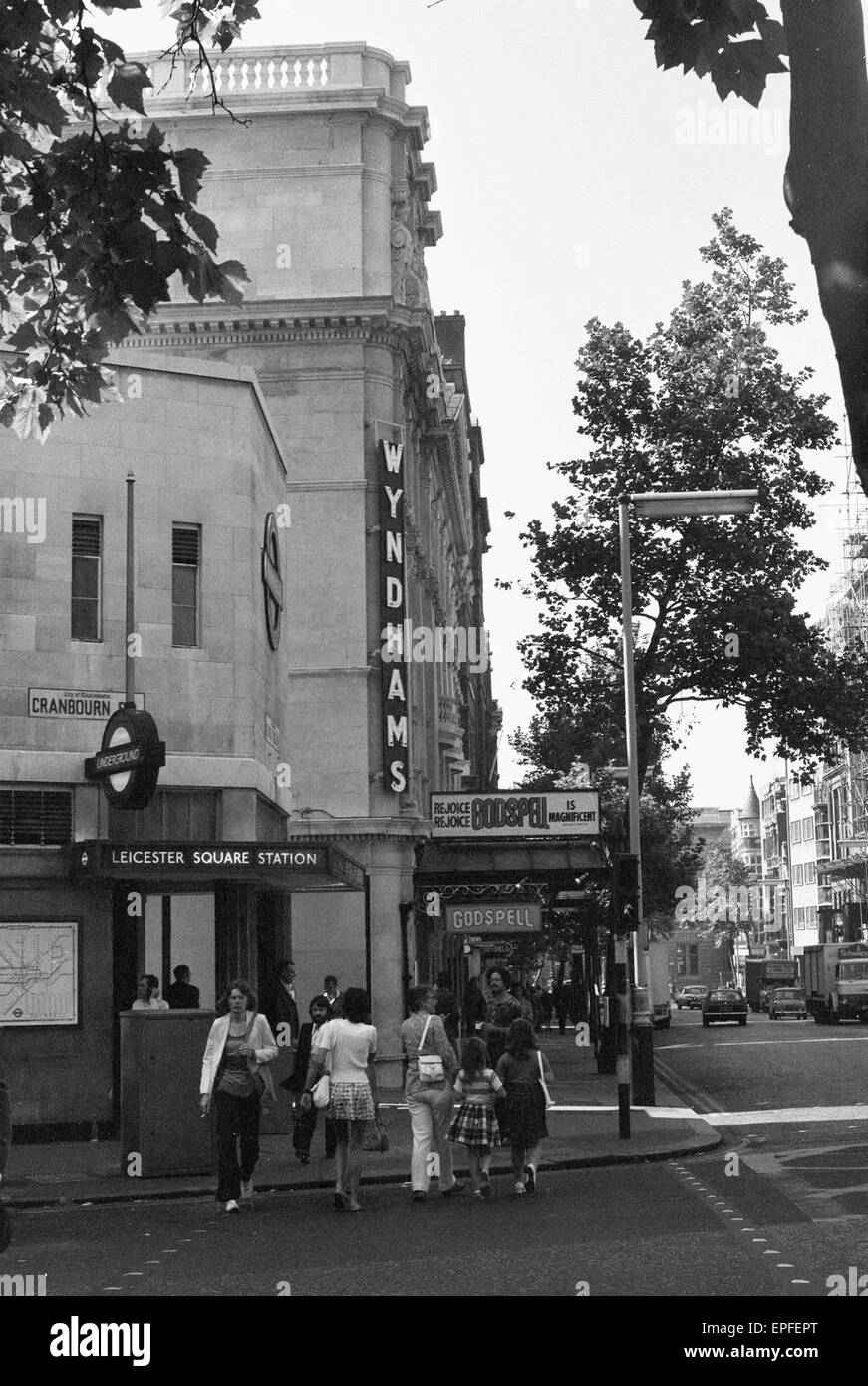 Vue extérieure de l'Wyndham's Theatre adjacent à la station de métro Leicester Square sur Charing Cross Road, à Londres. Circa 1971. Banque D'Images