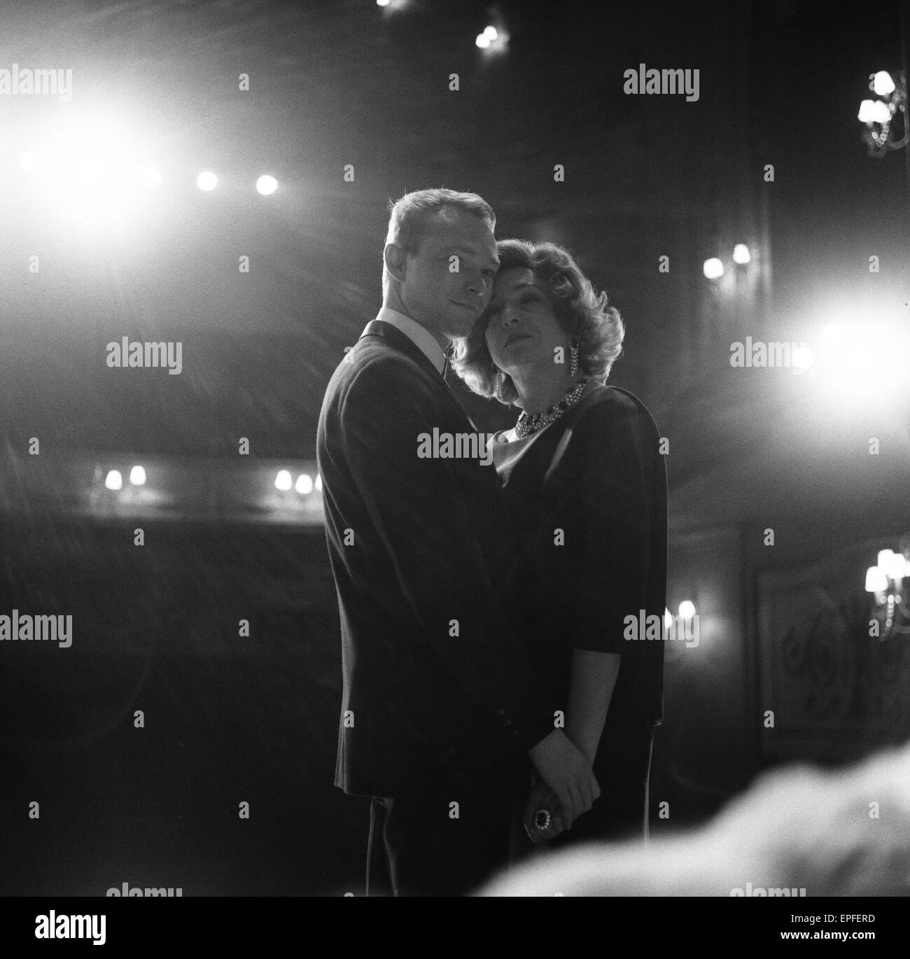 Marie Bell et Pierre Vaneck répéter une scène à partir de la production de  Françoise Sagan's 'Les Violons, parfois' à la Piccadily Theatre dans le  West End de Londres pour marquer l'ouverture