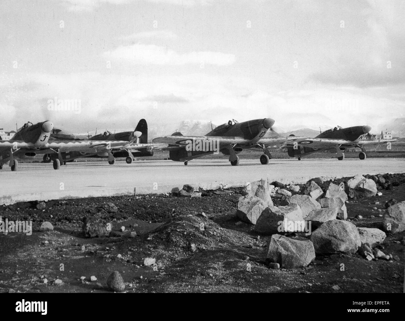 Phases d'affichage série d'activités de la RAF en Islande, avant-poste principal de leurs efforts dans la bataille de l'Atlantique, où les avions de chasse britanniques jouent un rôle important. L'image montre une ligne d'ouragans sur le point de décoller. Décembre 1941 Banque D'Images