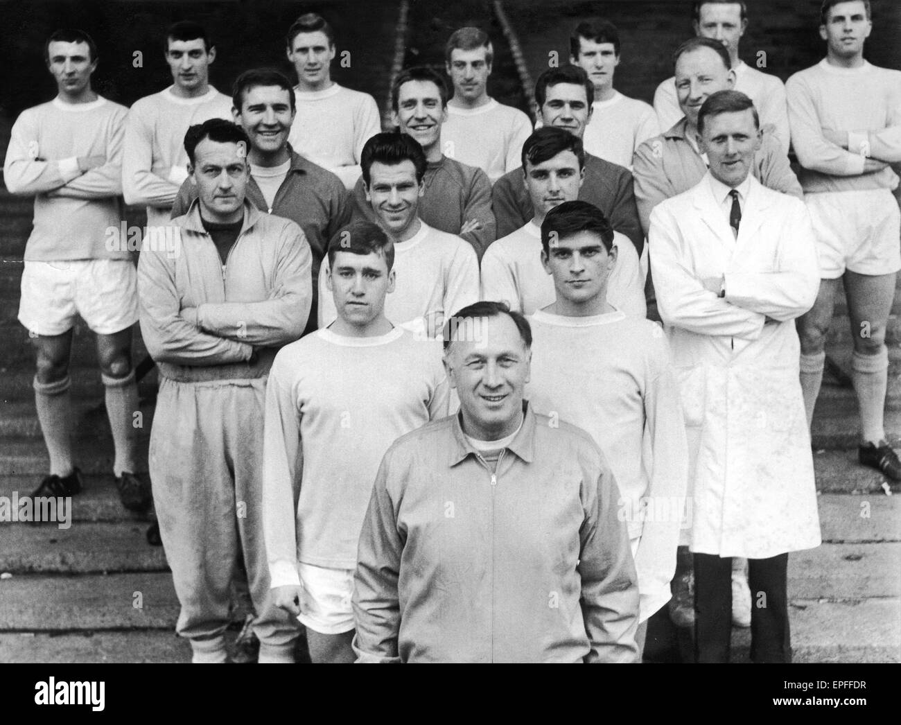 Manchester City line up pour la saison 1965 - 66. Rangée arrière de gauche à droite Mike Summerbee, Neil Young, Cliff Sear, Dave Bacuzzi, Mike Doyle, George Heslop, Alan l'arrêt Oakes. Le rang suivant, Malcolm Allison, Harry Dowd, Alan Ogley, Dave Ewing. Troisième rangée, Johnny Hart, Bo Banque D'Images