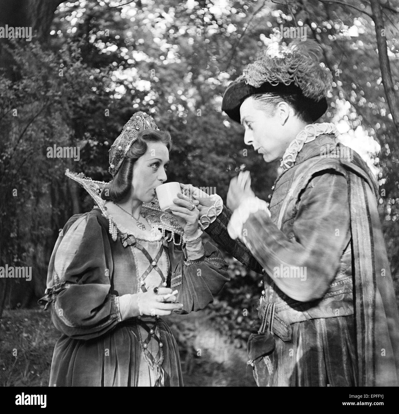 La production de la célèbre pièce de Shakespeare "As You Like It" qui aura lieu à Regent Park Open Air Theatre, 1947. Une pause thé entre les scènes pour Marie le miel qui joue Celia et Peter Bell qui joue Oliver. Banque D'Images