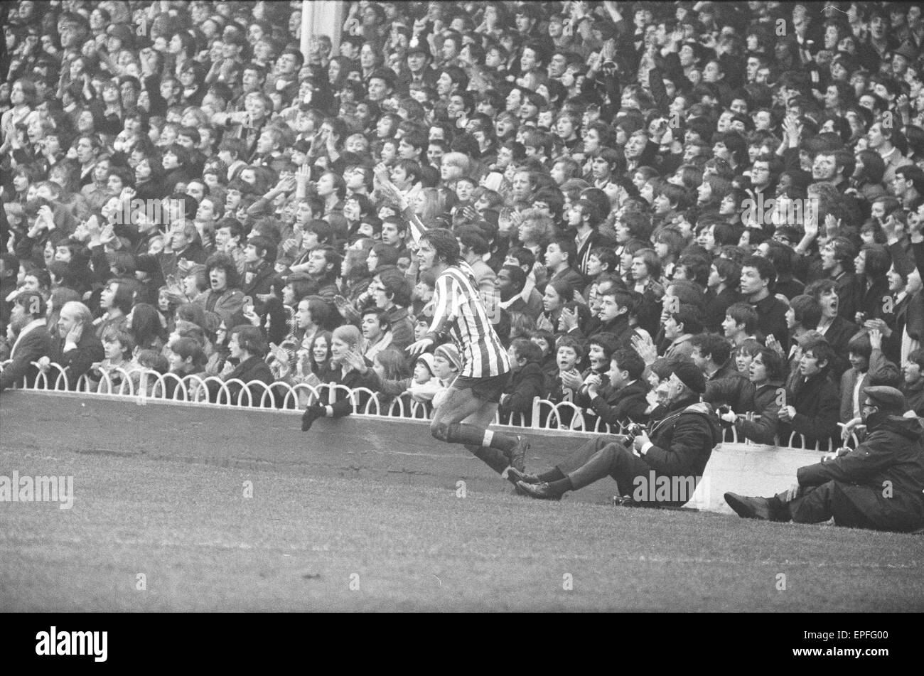Tottenham v Southhampton. 16 janvier 1971 ligue match Mick Channon objectif scores Banque D'Images