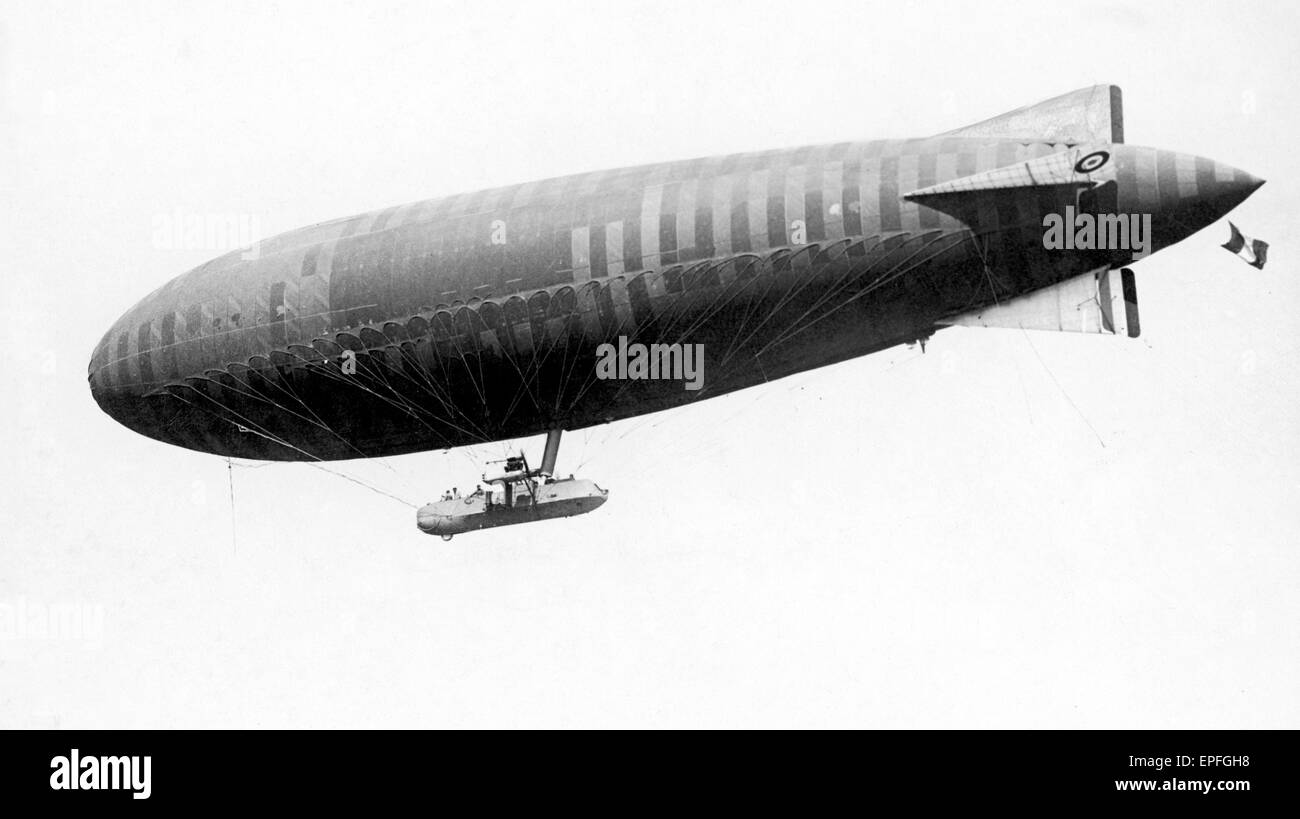 Un dirigeable de la marine française airship vu ici peu après, laissant à patrouiller dans la Manche . 10 Octobre 1918 Banque D'Images