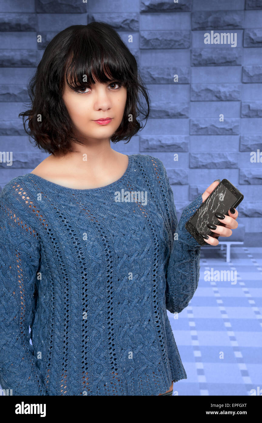 Femme avec écran téléphone fissuré Banque D'Images