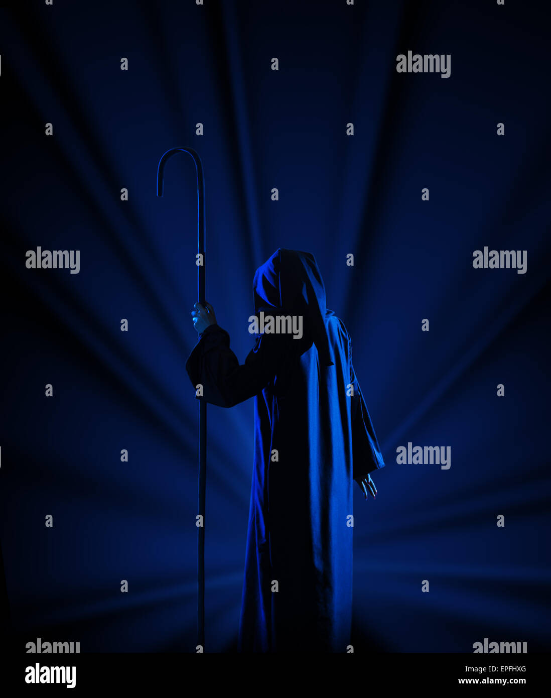 Silhouette de sorcière sur fond de rayons bleu Banque D'Images
