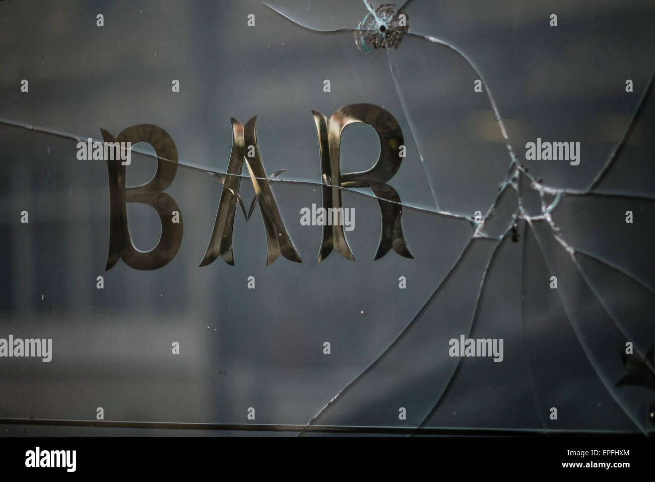 La violence de l'alcool combustible concept : une fenêtre cassée pub bar UK Banque D'Images