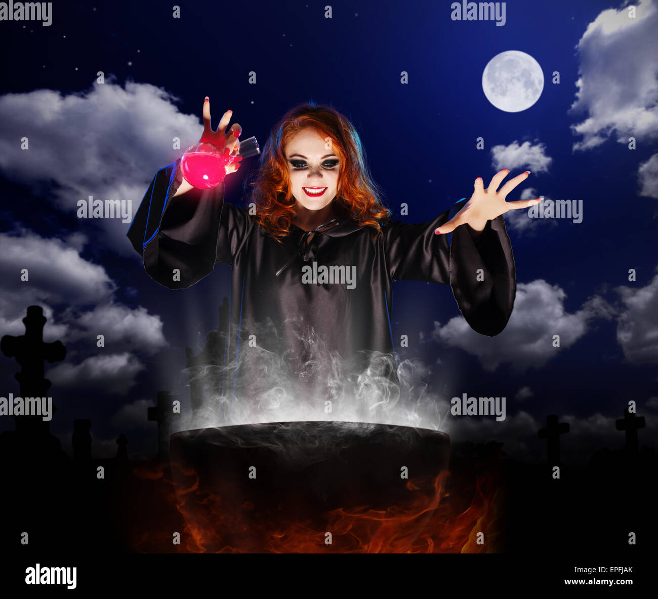 Jeune sorcière avec red potion et chaudron sur fond de ciel de nuit Banque D'Images