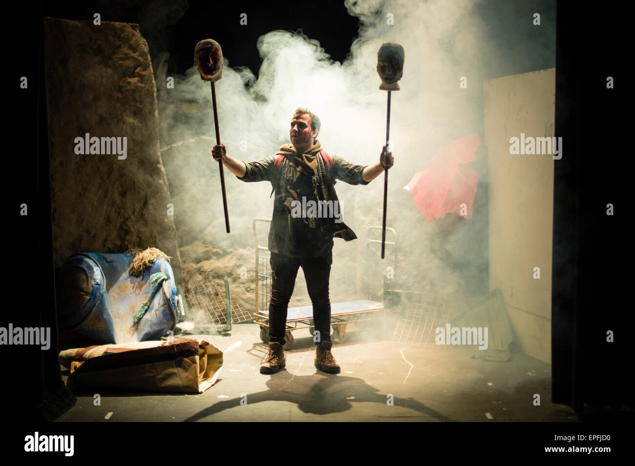 Deuxième année du premier cycle des études de théâtre les élèves de l'Université d'Aberystwyth effectuant une rare adaptation théâtrale de Russell Hoban's cult roman 'Riddley Walker", réalisé par David Rabey, au Théâtre du Château d'Aberystwyth, Pays de Galles au Royaume-Uni. Banque D'Images