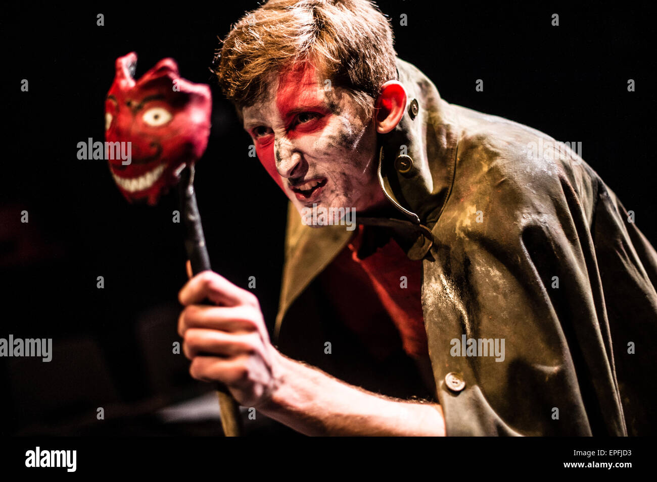 Deuxième année du premier cycle des études de théâtre les élèves de l'Université d'Aberystwyth effectuant une rare adaptation théâtrale de Russell Hoban's cult roman 'Riddley Walker", réalisé par David Rabey, au Théâtre du Château d'Aberystwyth, Pays de Galles au Royaume-Uni. Banque D'Images