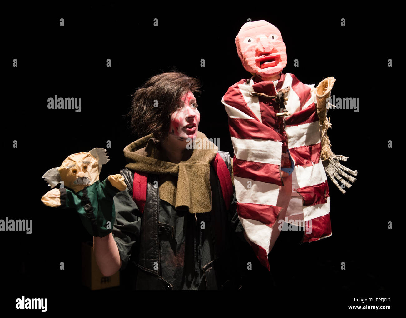 Deuxième année du premier cycle des études de théâtre les élèves de l'Université d'Aberystwyth effectuant une rare adaptation théâtrale de Russell Hoban's cult roman 'Riddley Walker", réalisé par David Rabey, au Théâtre du Château d'Aberystwyth, Pays de Galles au Royaume-Uni. Banque D'Images