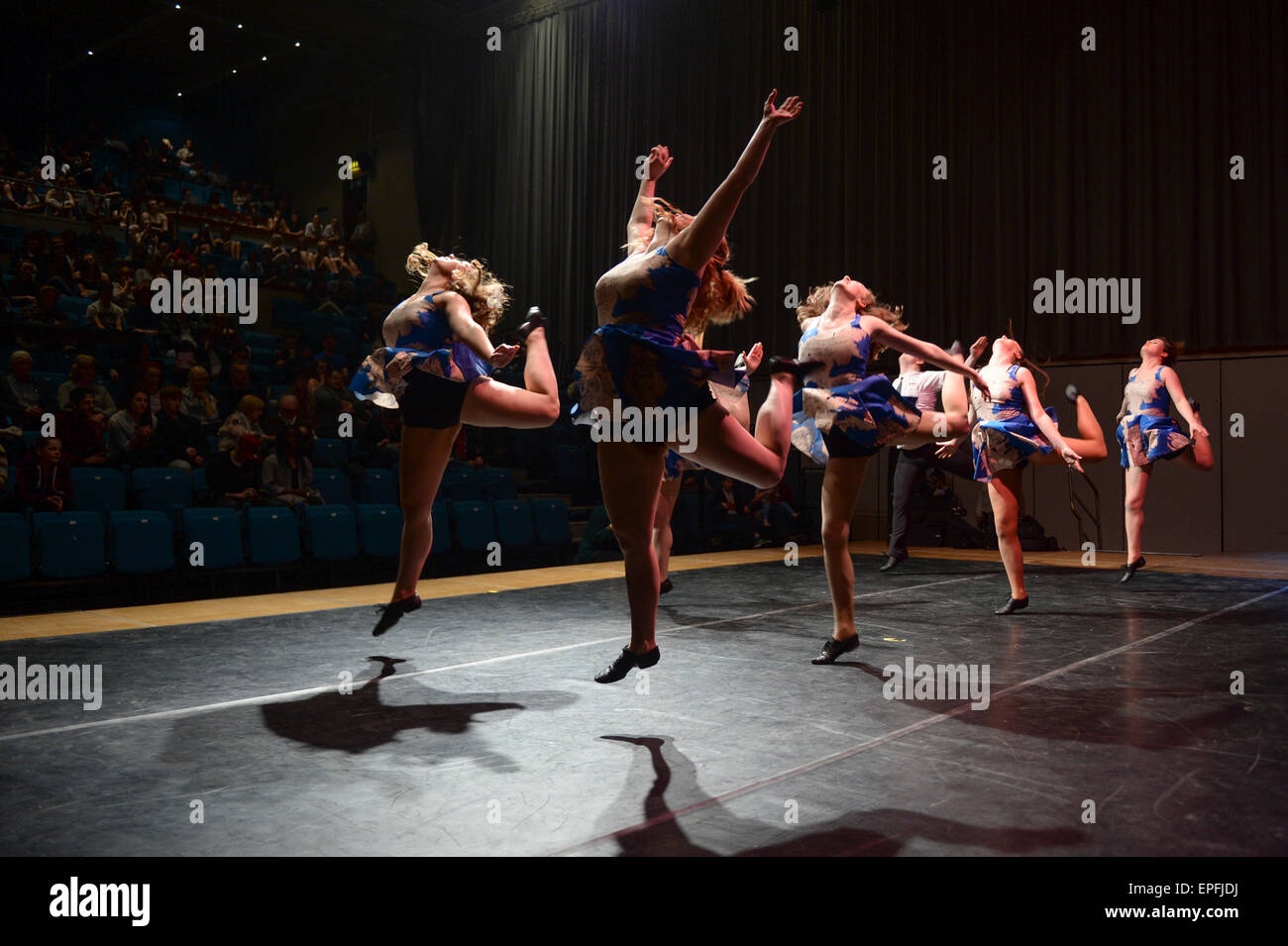 Danseurs : Des groupes d'élèves de sexe féminin de l'université du Pays de Galles en compétition dans un concours de danse inter-collège à Aberystwyth Arts Centre, le Pays de Galles UK Banque D'Images