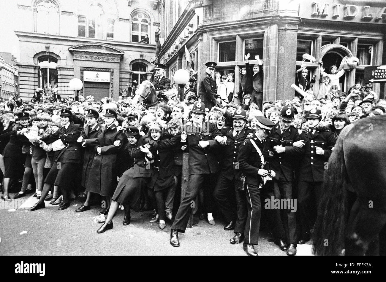 Le nord du Premier Ministre de 'Une journée de nuit'. Fans line up le long des rues dans l'espoir de voir les Beatles à leur arrivée pour le premier ministre à Liverpool. 10 juillet 1964. Banque D'Images