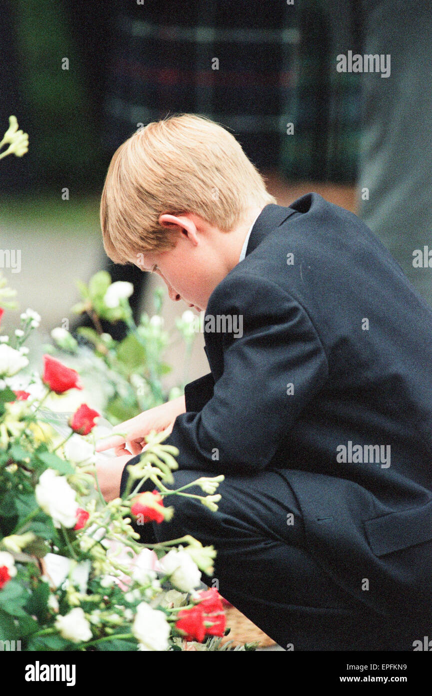 La famille royale, Balmoral Estate, en Écosse, le 5 septembre 1997. Après avoir assisté à un service privé à Crathie Église, famille royale arrête pour regarder tributs floraux à gauche de la princesse Diana, aux portes du château de Balmoral. Le prince Harry Banque D'Images