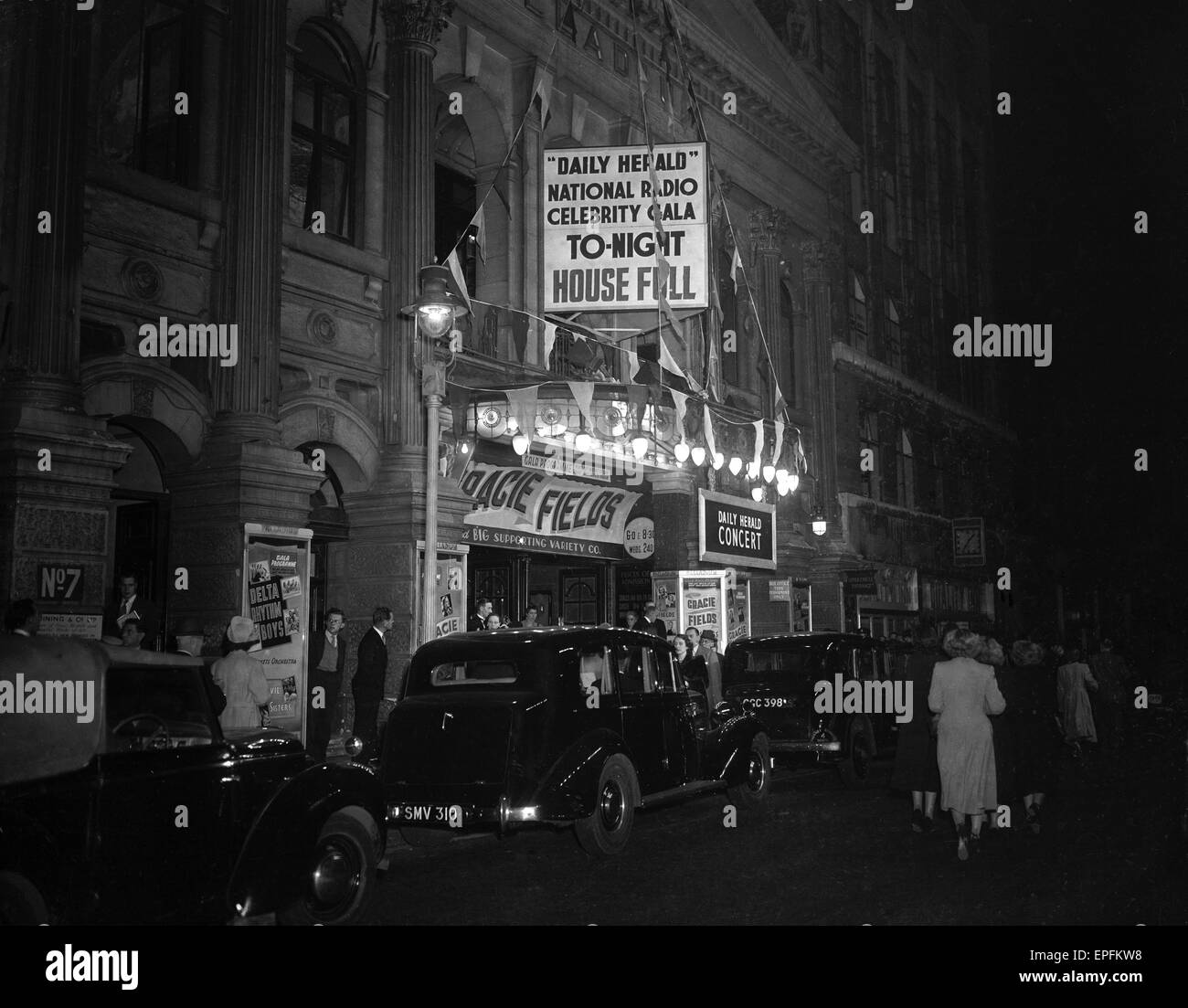 Les gens arrivent pour le Daily Herald Radio Show au London Palladium. 2 octobre 1949. Banque D'Images